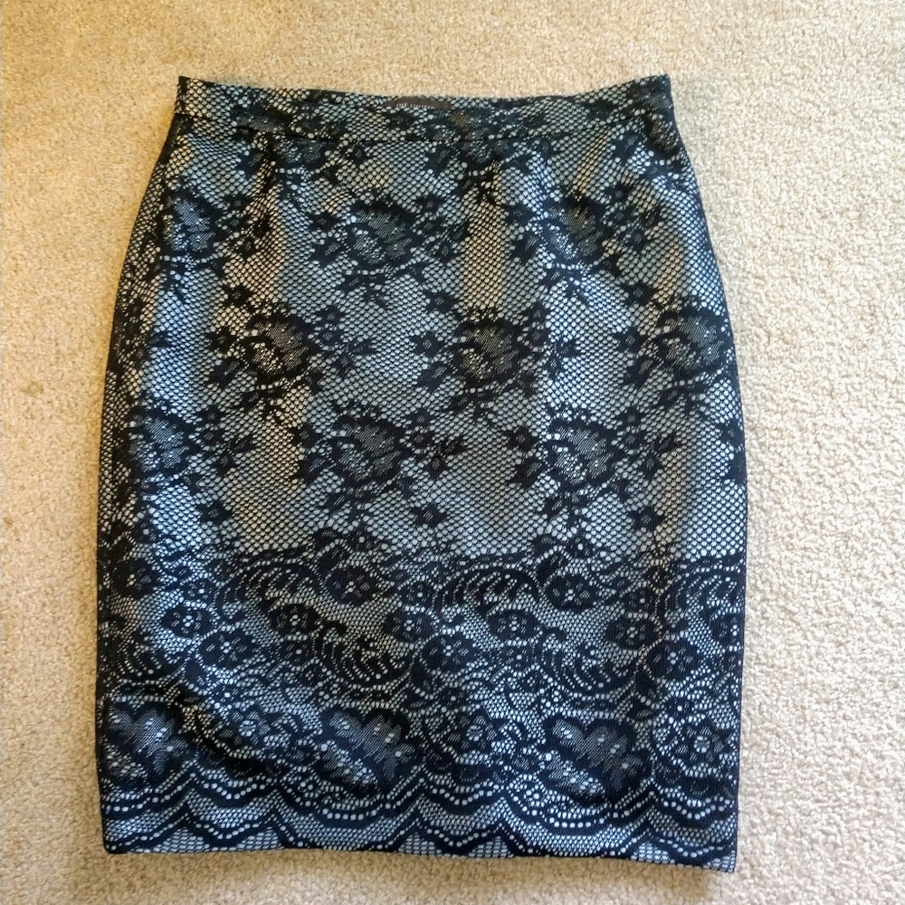 Classy lace pencil skirt 😍🔥